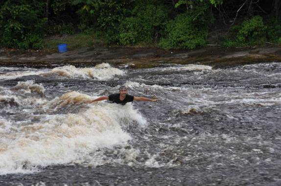 Enfrentando as corrediras do rio Urubuí, em Presidente Figueiredo - AM
